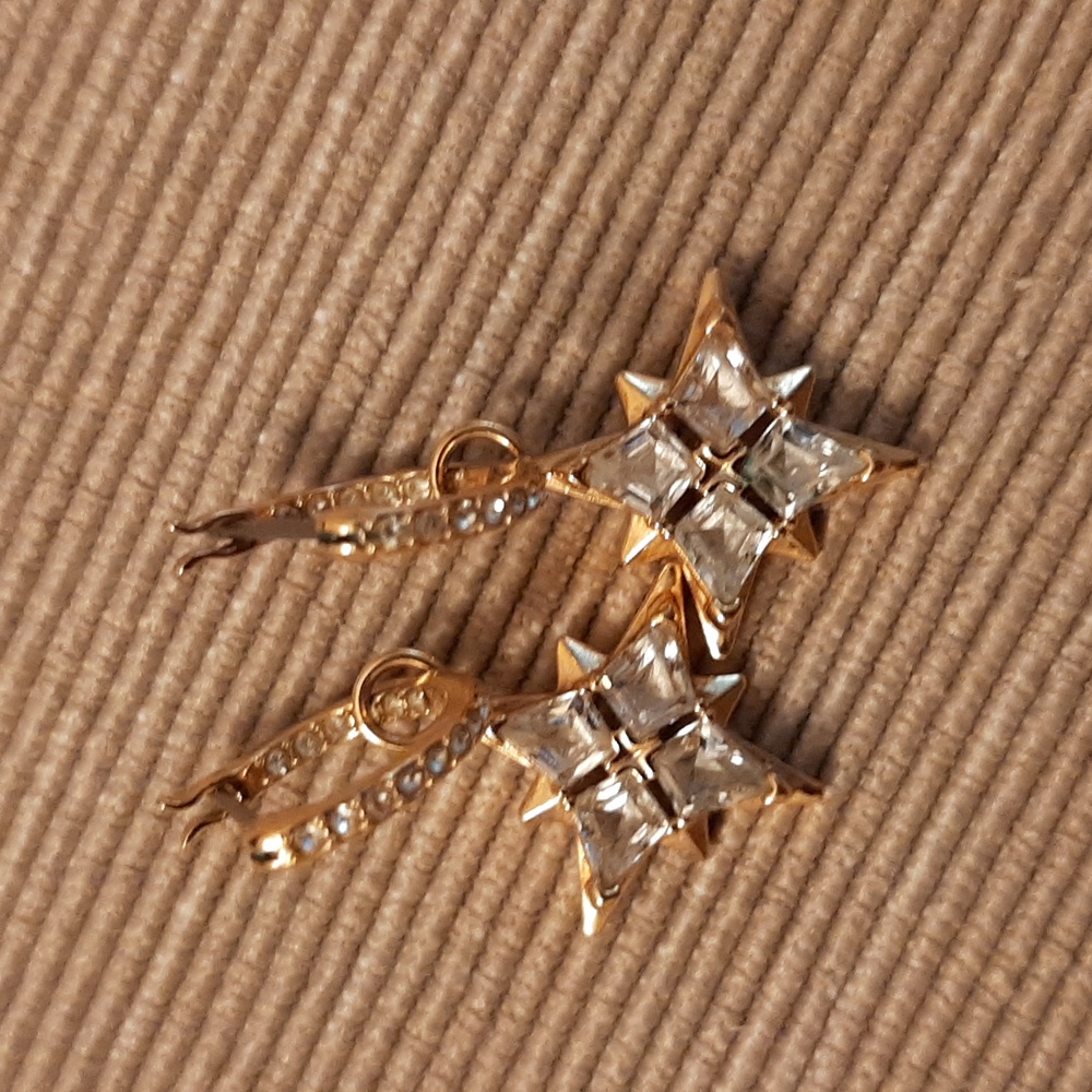 Beautiful Swarovski hoop earrings, great condition! Original box included.